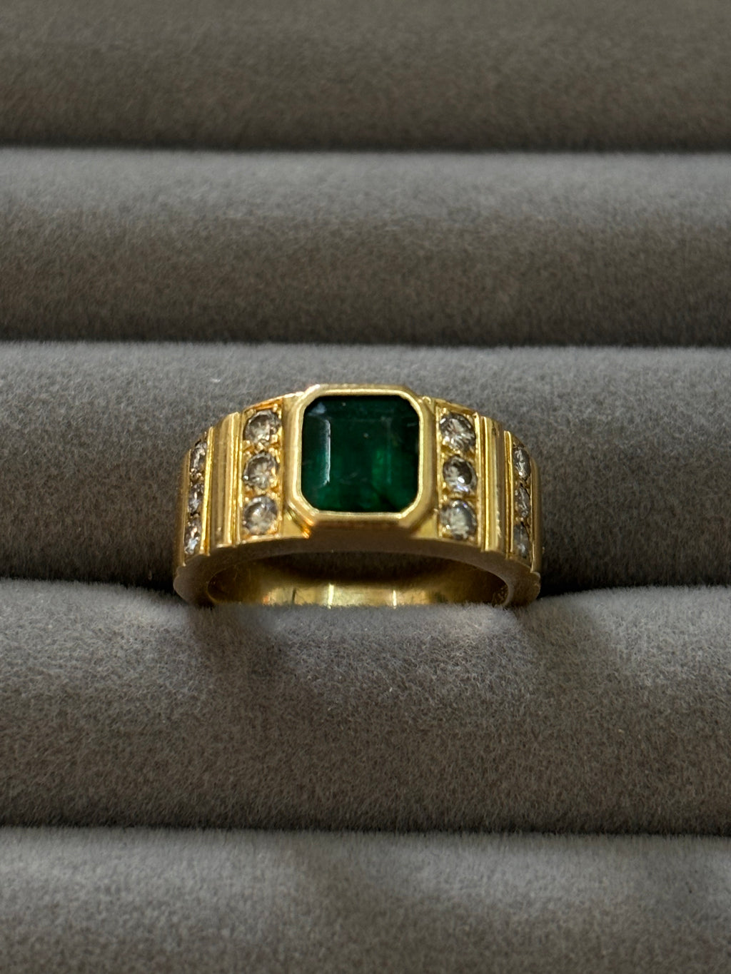 YELLOW GOLD RING WITH EMERALD AND DIAMOND 9.9GR 18kt