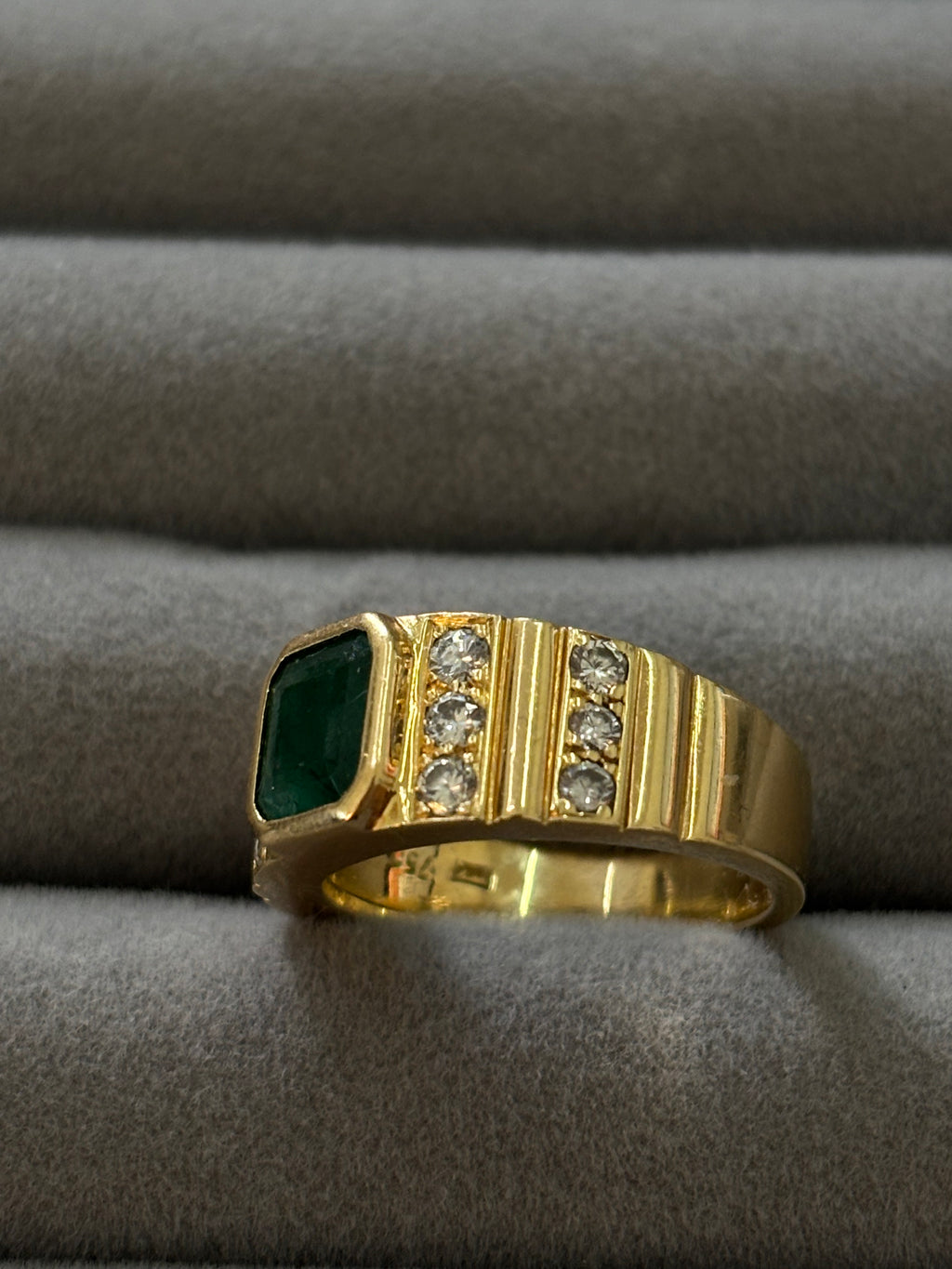 YELLOW GOLD RING WITH EMERALD AND DIAMOND 9.9GR 18kt